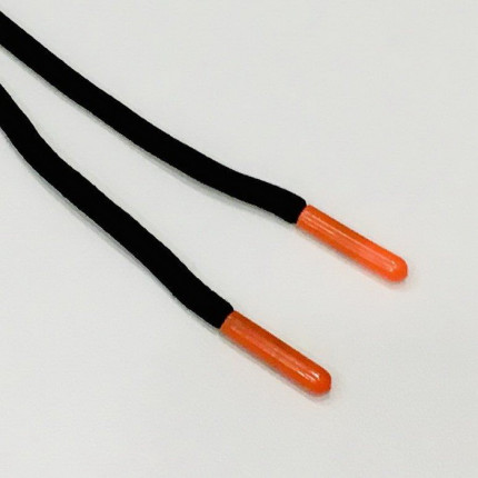 Шнурок круглый оранжевый наконечник 130см черный , 2135001347903 (арт. N0004090)