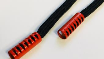 Шнурок с декор метал наконечником красный 130см черный ., 2135001334248 (арт. N0004558)