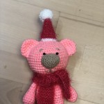 Розовый медвежонок в колпачке и шарфике