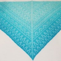 Треугольная шаль Воздушное блаженство голубая 1